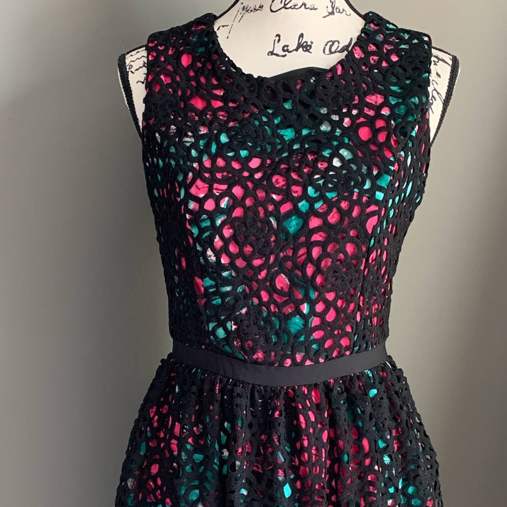 Sz 4 Anthropologie dress. Black crochet overlay- green & pink pattern underlay - Picture 6 of 7
